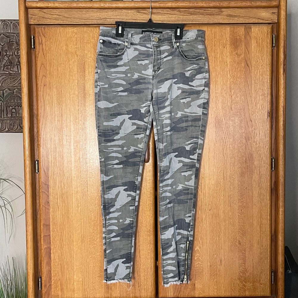 Express Mid Rise Camo Raw Hem Zip Ankle Skinny Stretch Jeans Women’s Size 8L